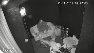 Голая брюнетка с силиконовой грудью в приват комнате