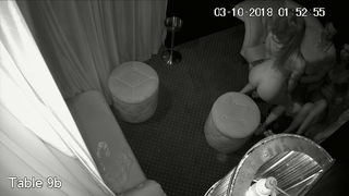 Стройная сексуальная блондинка раздвинула ноги перед мужчиной. Видео