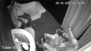 Горячая девушка в школьной форме умеет завести мужчину