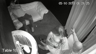 Горячая девушка в школьной форме умеет завести мужчину