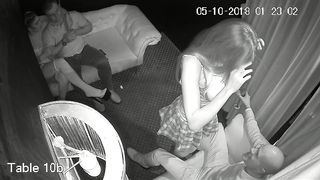 Горячая девушка в школьной форме умеет завести мужчину